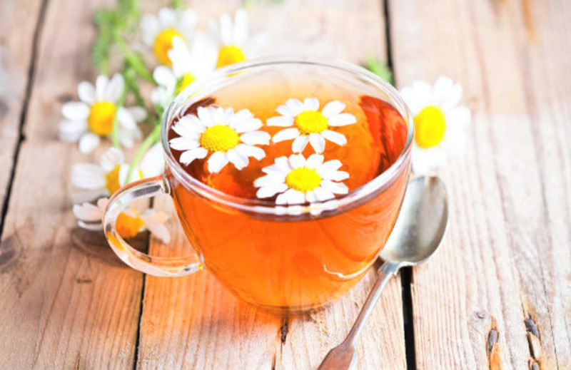 uống trà hoa cúc giúp dễ ngủ