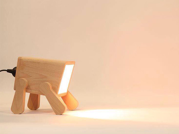 Chiếc đèn bàn Pixar với toàn bộ thân, đế đèn và chụp đèn đều được làm từ gỗ sồi chắc chắn